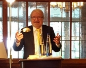 El Prof. Dr. Dr. h.c. mult. Schünemann durante su alocución