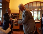 Entrega del Liber Amicorum por el Prof. Dr. Dr. h.c. mult. Luzón Peña al Prof. Dr. Dr. h.c. mult. Roxin