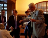 Entrega del Liber Amicorum por el Prof. Dr. Dr. h.c. mult. Luzón Peña al Prof. Dr. Dr. h.c. mult. Roxin. Por detrás, se acerca el Prof. Dr. Dr. h.c. mult. Silva Sánchez