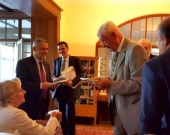 Entrega del Liber Amicorum por el Prof. Dr. Dr. h.c. mult. Silva Sánchez al Prof. Dr. Dr. h.c. mult. Roxin. Al fondo, el Prof. Dr. Robles Planas.
