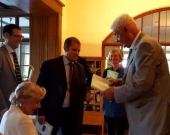 Entrega del Liber Amicorum por el Prof. Dr. Greco al Prof. Dr. Dr. h.c. mult. Roxin.