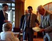 Entrega del Liber Amicorum por el Prof. Dr. Zöller al Prof. Dr. Dr. h.c. mult. Roxin.