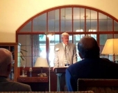 Alocución del Prof. Dr. Dr. h.c. mult. Roxin en agradecimiento del homenaje, escuchando por los asistentes: de izq. a dcha., los Profs. Dres. Schünemann, Imme Roxin, Jung, Cancio Meliá y Schöch.