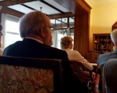 Los asistentes escuchan las alocuciones: en primer plano, el Prof. Dr. h.c. mult. Schünemann y, en segundo plano, el Prof. Dr. Dr. h.c. mult. Roxin, cada uno junto a su esposa.