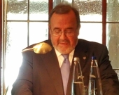 El Prof. Dr. Dr. h.c. mult. Luzón Peña durante su alocución