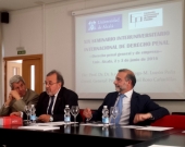 De izq. a dcha., los Profs. Dres. de Vicente Remesal (Presidente de la FICP), Luzón Peña (Presidente de honor de la FICP) y Díaz y García Conlledo (Patrono de la FICP) durante la inauguración del XIX Seminario