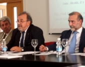 De izq. a dcha., los Profs. Dres. de Vicente Remesal (Presidente de la FICP), Luzón Peña (Presidente de honor de la FICP) y Díaz y García Conlledo (Patrono de la FICP) durante la inauguración del XIX Seminario