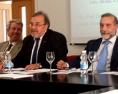 De izq. a dcha., los Profs. Dres. de Vicente Remesal (Presidente de la FICP), Luzón Peña (Presidente de honor de la FICP) y Díaz y García Conlledo (Patrono de la FICP) durante la inauguración del XIX Seminario