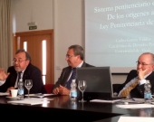 El Prof. Dr. Luzón Peña interviene en el debate tras la ponencia del Prof. Dr. García Valdés