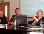 El Prof. Dr. Carlos García Valdés durante su ponencia, moderado por el Prof. Dr. Esteban Mestre