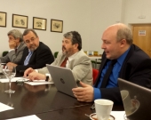 El Prof. Dr. Paredes Castañón durante su ponencia, moderado por el Prof. Dr. Carbonell Mateu.