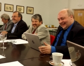 El Prof. Dr. Paredes Castañón durante su ponencia, moderado por el Prof. Dr. Carbonell Mateu.