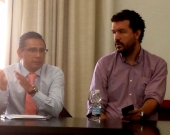 D. Sandro Montes Huapaya interviene en el debate tras la ponencia del Prof. Dr. Paredes Castañón. A la dcha., D. Juan Pablo Uribe.