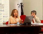 La Prof. Dra. Durán Seco durante su ponencia. A la dcha., el Prof. Dr. Carbonell Mateu.