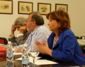 La Prof. Dra. Olaizola Nogales modera el debate tras la ponencia.