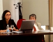 La Prof. Suárez López Durante su ponencia. A la dcha., el Prof. Dr. Carbonell Mateu.
