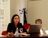 La Prof. Suárez López Durante su ponencia. A la dcha., el Prof. Dr. Carbonell Mateu.