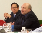 El Prof. Dr. Paredes Castañón interviene en el debate tras la ponencia de la Prof. Suárez López.