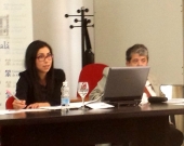 La Prof. Suárez López Durante su ponencia. A la dcha., el Prof. Dr. Carbonell Mateu.