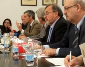 El Prof. Dr. Vittorio Manes durante su ponencia, moderado por el Prof. Dr. de Vicente Remesal.