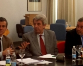 De izq. a dcha., los Profs. Dres. Manes, de Vicente Remesal y Luzón Peña.