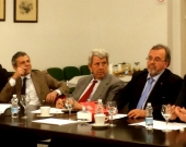 El Prof. Dr. Peñaranda Ramos interviene en el debate tras la ponencia del Prof. Dr. Manes.