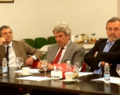 El Prof. Dr. Vittorio Manes escucha la intervención del Prof. Dr. Peñaranda Ramos