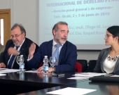 De izq. a dcha., los Profs. Dres. de Vicente Remesal, Luzón Peña, Díaz y García Conlledo (moderador) y D.ª Natalia Torres Cadavid durante el debate de la ponencia de esta última.