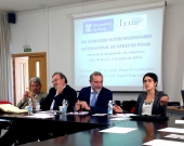 D.ª Natalia Torres Cadavid durante su ponencia, moderada por el Prof. Dr. Díaz y García Conlledo. A la izq., los Profs. Dres. de Vicente Remesal y Luzón Peña.