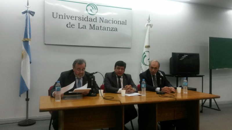 68. Ponencia del Prof. Dr. Luzón Peña en la Univ. Nac. de La Matanza (izq.), acompañado del Prof. Dr. Christian Cabral (centro) y el Prof. Dr. Dr. h.c. mult. Zaffaroni (dcha.). 25 de marzo de 2015.