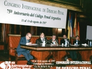 61. Univ. de Buenos Aires (UBA), 11-14 agosto 1997. Congreso internacional sobre el 75º aniversario del Código Penal argentino. En la mesa: Profs. Dres. Manuel de Rivacoba, Edgardo Donna, Óscar A. Estrella, D.-M. Luzón Peña, Ricardo C. Álvarez.