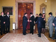 136. Embajada de Colombia en Madrid, 12-1- 2004. Entrega de las Cruces de Caballero de la Orden del Congreso de Colombia. El Vicepresidente del Senado entrega la Cruz al prof. Luzón Peña