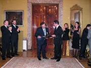 137. Embajada de Colombia en Madrid, 12-1- 2004. Entrega de las Cruces de Caballero de la Orden del Congreso de Colombia. El Vicepresidente del Senado entrega el título de la Cruz al Prof. Luzón Peña.