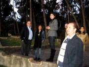 144. Bogotá, 26-9-2010, junto a la Circunvalar: Profs. Luzón, Beatriz Suárez López, Simón Rodríguez Vilches, tras él Alberto Suárez Sánchez, fiscal Sandra Barrera Barrera.