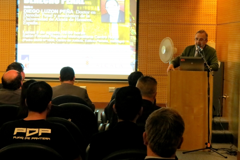 El Prof. Dr. Dr. h.c. mult. Luzón Peña durante conferencia organizada por la Asociación Nacional de Fiscales de Chile. Salón Fiscalía Regional Metropolitana Centro Norte. Santiago, Chile. 8-8-2016