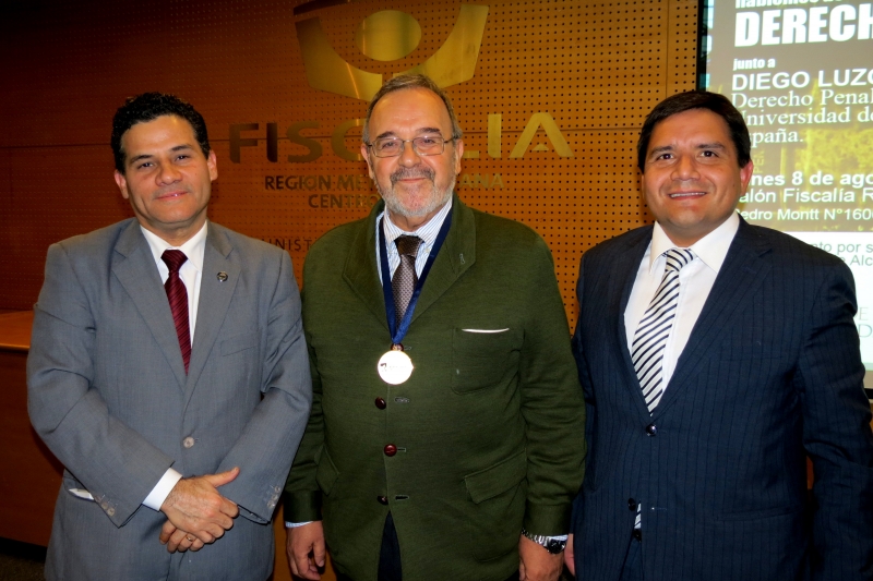 El Prof. Dr. Dr. h.c. mult. Luzón Peña portando la medalla, acompañado a la izquierda del Prof. Dr. Vásquez, Presidente de la Asociación.