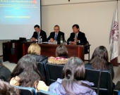 El Prof. Dr. Dr. h.c. mult. Luzón Peña durante su conferencia “Culpabilidad, libertad y neurociencias”. Magíster en Derecho Penal (Director: Prof. Dr. Jaime Náquira Rivero, Catedrático de la Univ. Católica de Chile), Facultad de Derecho, Univ. Católica de la Santísima Concepción, Chile. 5-8-2016