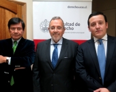 El Prof. Dr. Dr. h.c. mult. Luzón Peña tras su conferencia, acompañado de los Profs. Náquera y Elgueta. Univ. Católica de la Santísima Concepción, Chile. 5-8-2016