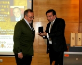 Entrega por el Prof. Vïctor Manuel Vidal al Prof. Dr. Dr. h.c. mult. Luzón de la medalla de la Asociación de Fiscales de Chile “en honor y reconocimiento”,