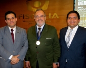 El Prof. Dr. Dr. h.c. mult. Luzón Peña portando la medalla, acompañado a la izquierda del Prof. Dr. Vásquez, Presidente de la Asociación.