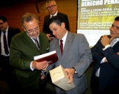 Entrega de obsequios por el Prof. Ernesto Vásquez, Presidente de la Asociación, al Prof. Luzón
