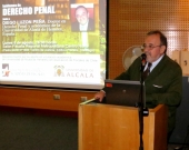 El Prof. Dr. Dr. h.c. mult. Luzón Peña durante conferencia organizada por la Asociación Nacional de Fiscales de Chile. Salón Fiscalía Regional Metropolitana Centro Norte. Santiago, Chile. 8-8-2016
