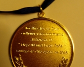 Imagen de la medalle en su reverso