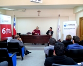 El Prof. Dr. Dr. h.c. mult. Luzón Peña durante su conferencia “Culpabilidad y libertad” y coloquio con Defensores Públicos de Concepción, Chile, en la Fac. de Derecho de la Univ. Católica de la Santísima Concepción, Chile. 5-8-2016