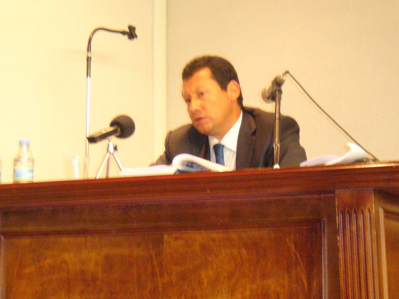 1. Facultad Derecho Univ. León. El Prof. D. Jaime Lombana durante la defensa de su tesis doctoral.
