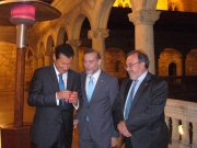 8. Celebración del doctorado en el Hostal de San Marcos, León. Entrega de la medalla de Doctor al Prof. Dr. Lombana por sus maestros y co-directores Profs. Dres. Luzón Peña y Díaz y García Conlledo.