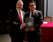 Entrega de la resolución por el Prof. Dr. Cristhian Diaz