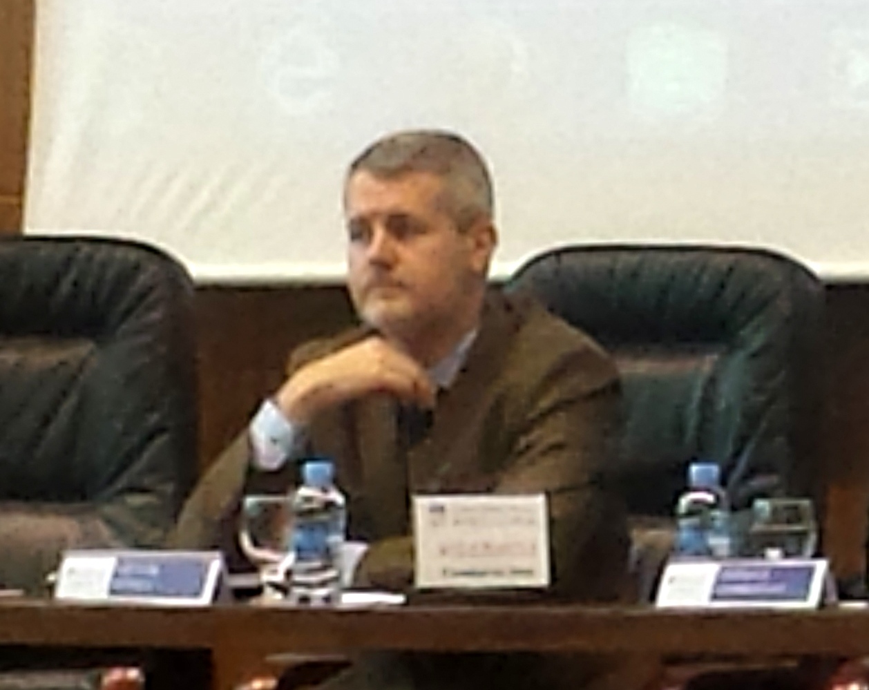 El patrono Prof. Dr. Víctor Gómez Martín modera la ponencia y debate de la primera sesión.