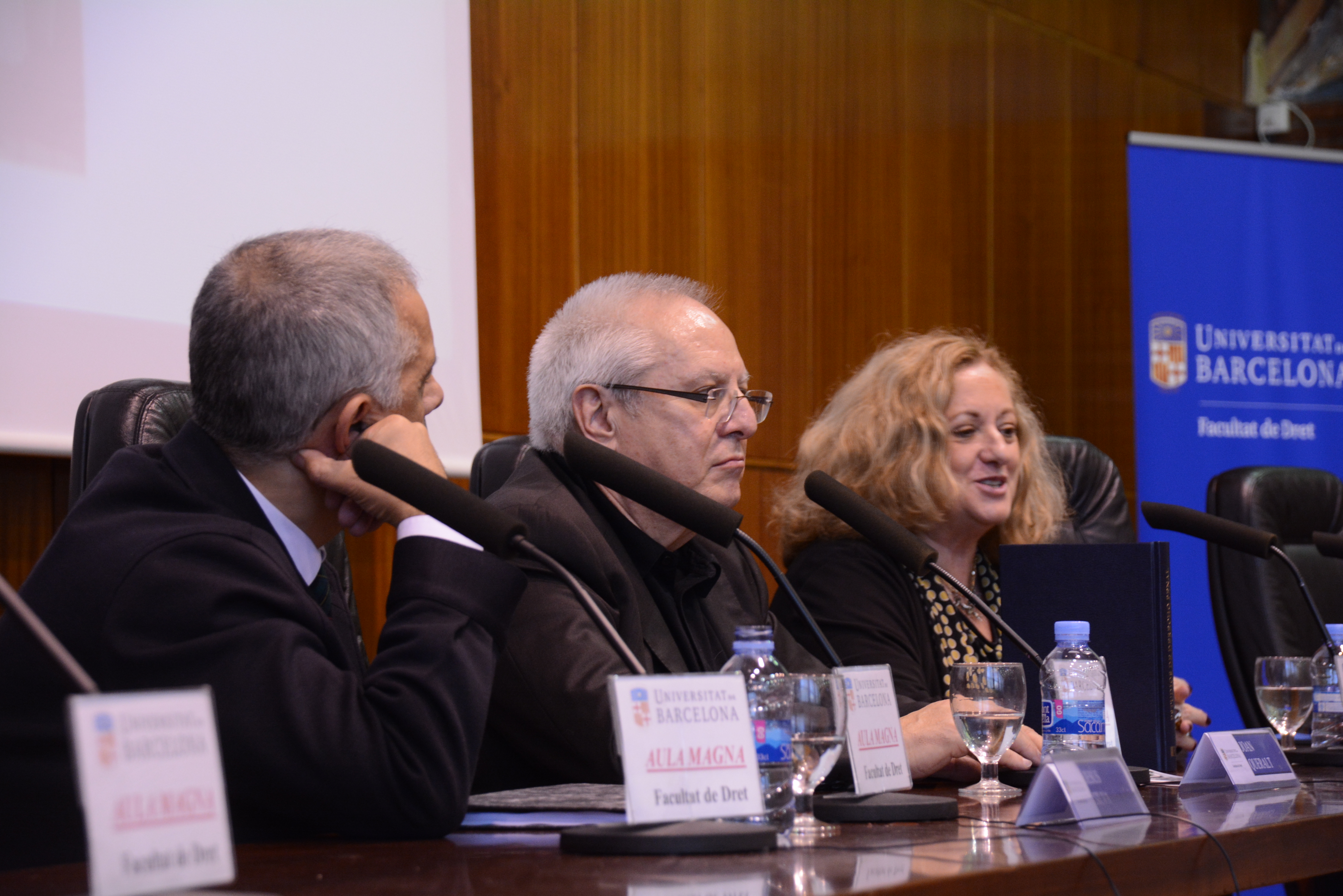 Los directores de las jornadas, los Profs. Dres. Silva Sánchez (izq.), Queralt Jiménez (centro) y Corcoy Bidasolo* (dcha.) presentan el Libro Homenaje al Prof. Dr. Dr. h.c. mult. Mir Puig.