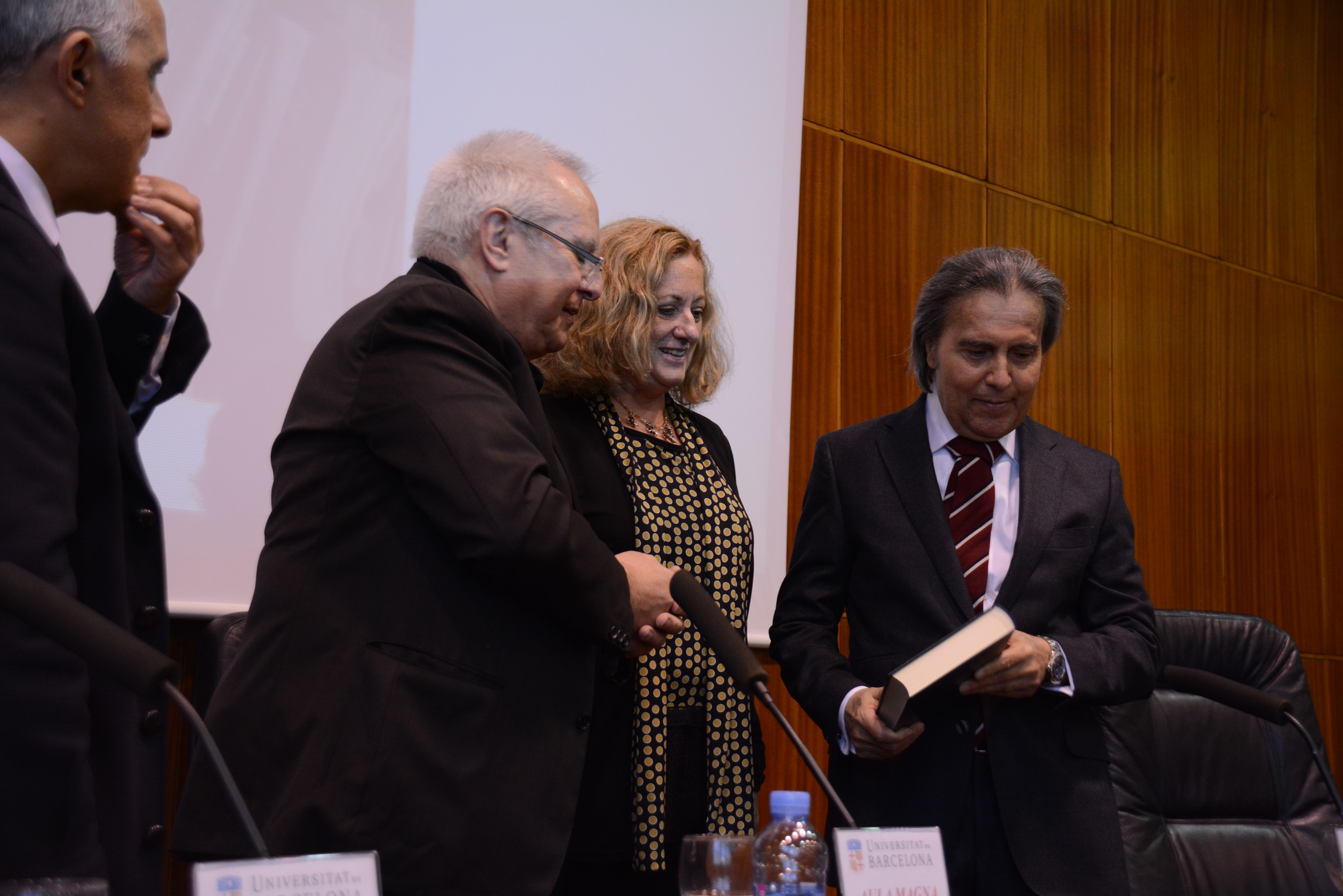Los directores de las jornadas hacen entrega del Libro Homenaje al Prof. Dr. Dr. h.c. mult. Mir Puig*